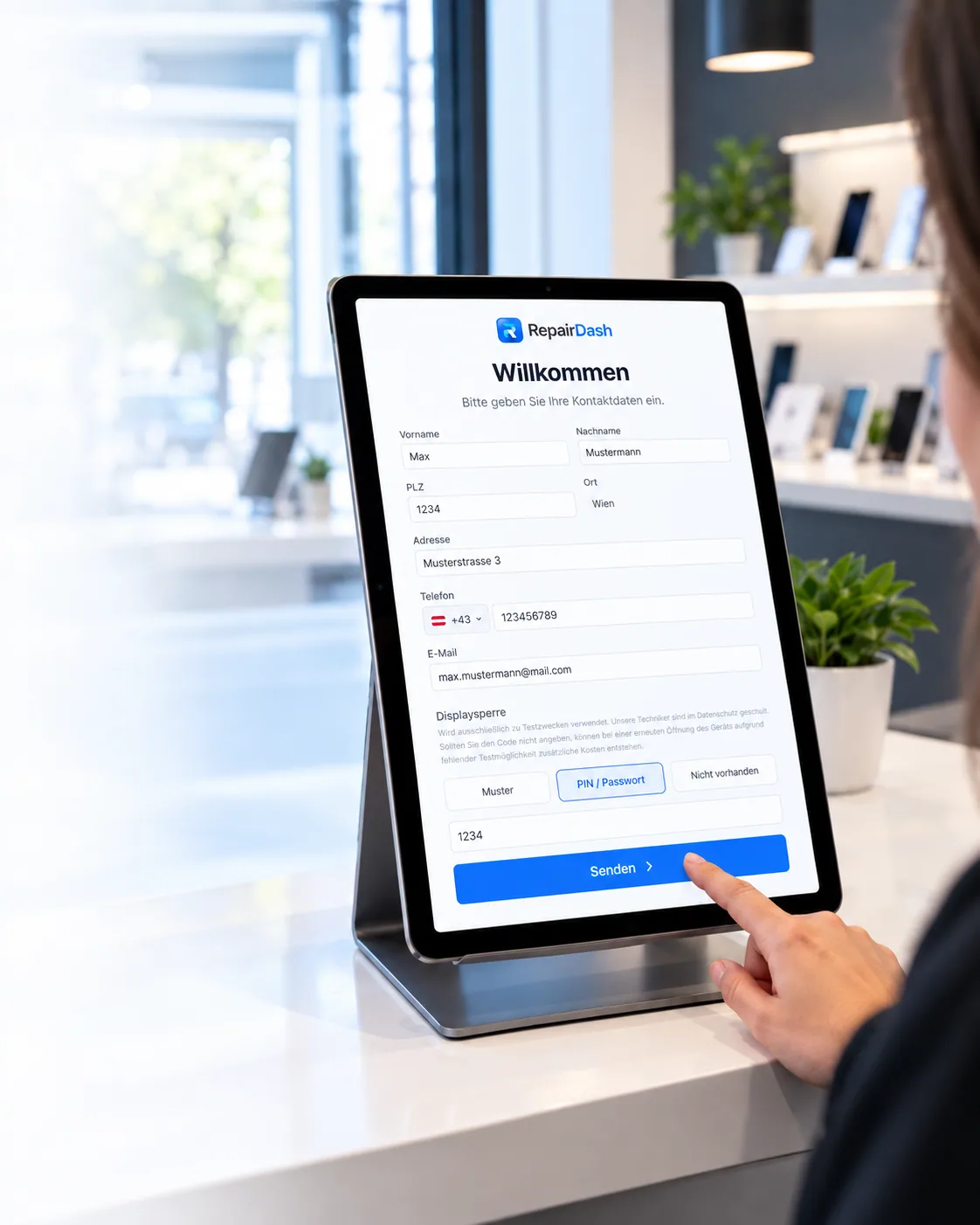 RepairDash Kiosk-Modus: Kunde erfasst Kontaktdaten am Tablet