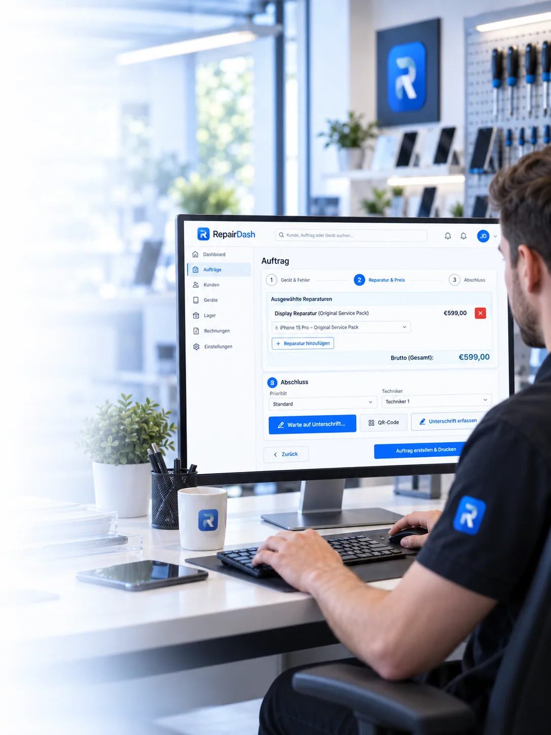 RepairDash Reparaturauftrag: Mitarbeiter ergänzt Reparatur und Preis am PC